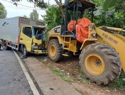 Hilang Kendali, Mobil Box Tabrak Alat Berat