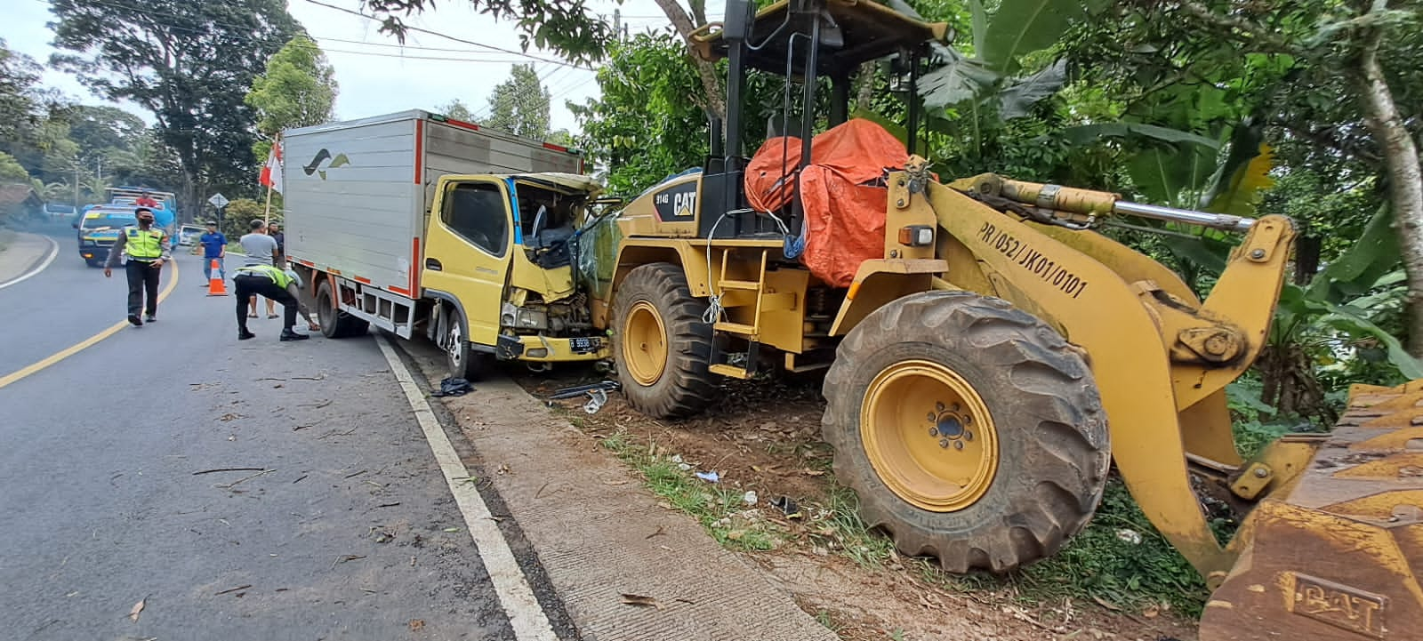 Hilang Kendali, Mobil Box Tabrak Alat Berat - Bingkai Warta