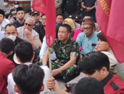 Hadapi Pendemo, Dandim Kuningan: Semua Diam, Silahkan Duduk!