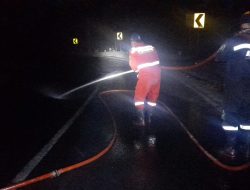 Oli Tumpah di Jalan Raya, Puluhan Kendaraan Tergelincir