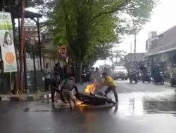 Motor Vario Terbakar di Jalan Raya