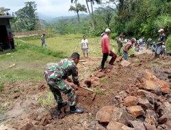 Jalan Tertutup Longsor, TNI Bantu Warga Karya Bakti