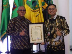 Bupati Kuningan Raih Penghargaan Tokoh Literasi Digital Daerah