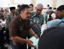 Warga Desa Wansaraya Dapat Sertifikat PTSL, Bupati: Mau Dititip ke Perbankan Bisa Aja