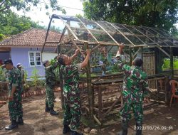 Anggota Koramil Lebakwangi Bantu Persiapan Posyandu Mawar 3 dalam Lomba