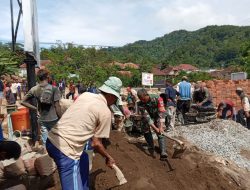 Babinsa Bantu Masyarakat Desa Citikur Bangun Pondasi Masjid