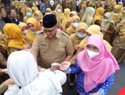 Peringati HUT HKN ke-58, Bupati Kuningan Bagikan Susu kepada Peserta Upacara