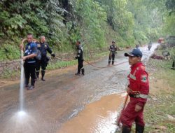 Bersihkan Material Longsor, Damkar Semprotkan 13.000 Liter Air di Kampung Liang Panas