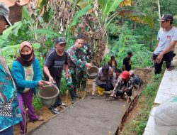 Anggota Koramil Ciniru dan Masyarakat Gotong Royong Perbaiki Jalan