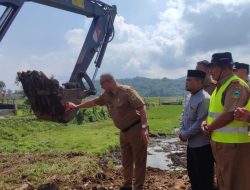 Hadiah Akhir Tahun, Pemkab Kuningan Kick Off Pembuatan Badan Jalan LTS