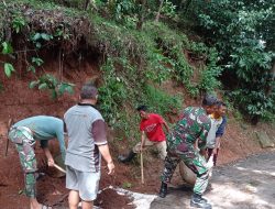 Babinsa dan Warga Padabeunghar Gotong Royong Bersihkan Jalan