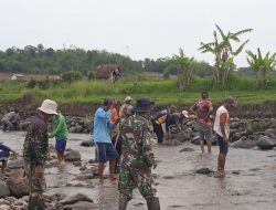 Cegah Banjir, Babinsa Kerahkan Warga Karya Bakti Perbaiki Irigasi