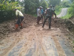 Babinsa dan Warga Pakapasan Girang Bersihkan Jalan yang Tertutup Longsoran Tanah