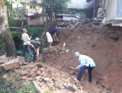 TPT Runtuh, Babinsa Turun Tangan Bantu Warga