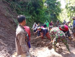 Babinsa dan Warga Jamberama Gotong Royong Bersihkan Jalan yang Tertutup Tanah Longsor