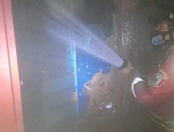 Asap Pekat Selimuti Kamar, Rumah Pipih Terbakar