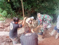 Antisipasi Banjir, Babinsa dan Warga Gandasoli Bangun Parit