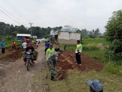 Babinsa dan Warga Lebakwangi Gotong Royong Perbaiki Jalan