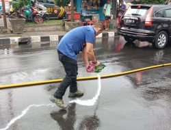 Tumpahan Oli di Aruji, 4 Pengendara Motor Terjatuh