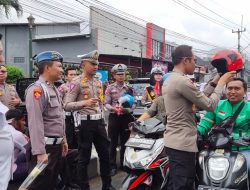 Langgar Aturan Lalu Lintas, Kapolres Kuningan Memberikan Helm kepada Pengendara Motor