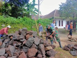 Babinsa dan Warga Kahiyangan Kerja Bakti Bangun Jalan
