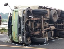 Mobil Box Terjungkal di Jalan Lingkar Timur