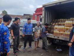Kemendag Distribusikan 240 Karton Minyak KITA ke Pasar Kepuh Kuningan