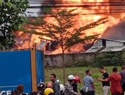 Kebakaran Hebat Pabrik Kasur Busa di Cirebon Belum Bisa Dipadamkan