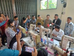 Produsen Nike dan Bea Cukai Cirebon Serahkan Bantuan 24 Mesin Jahit Sepatu