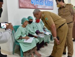 Gratis! Puluhan Lansia Ikuti Oeprasi Katarak di RSUD Linggajati