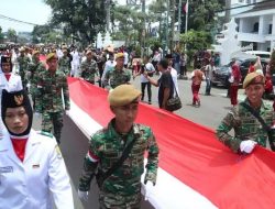 Kirab Merah Putih Diwarnai Bentangan Bendera Sepanjang 500 Meter