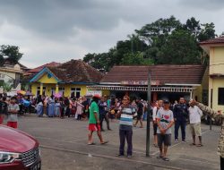 Masyarakat Karangbaru Serbu Kantor Kepala Desa, Minta Kades Mundur