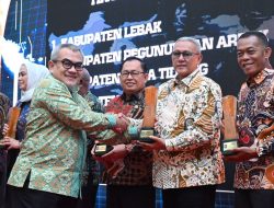 Bupati Sabet Penghargaan “Batas Desa Awards”