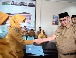 15 Pejabat Fungsional Menerima SK Tugas Tambahan Kepala UPTD Puskesmas