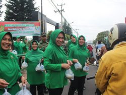 Semangat Ramadhan, Persit Kuningan Turun ke Jalan Bagikan Takjil
