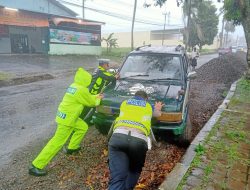 Menghindari Mobil dari Arah Berlawanan, Panther Ini Justru Terperosok