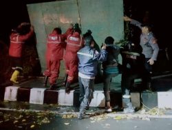 Angin Kencang Robohkan Papan Reklame