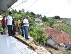 Tinjau Lokasi Longsor, Ini Kata Bupati Kuningan