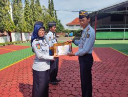 Kepala Rupbasan Cirebon Sematkan Kenaikan Pangkat dan Beri Reward Pegawai