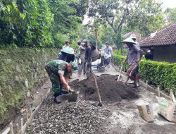 Babinsa Cimahi Bantu Kesulitan Masyarakat dalam Pengecoran Jalan