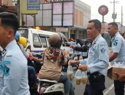 Jum’at Berkah, Aksi Lapas Kuningan Bagi-Bagi Takjil Kepada Masyarakat