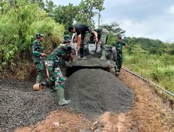Prajurit TNI Kodim Kuningan Bantu Perbaiki Jalan Desa Melalui Program BSMSS