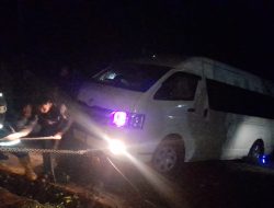Tidak Menguasai Medan, Mobil Rombongan Pengantin dari Tanggerang Terperosok ke Kebun