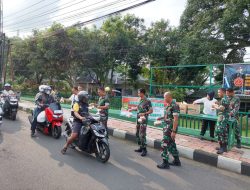 Jelang Adzan Magrib, Prajurit TNI Kodim Kuningan Bagikan Takjil