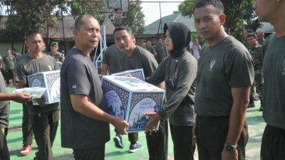 Danrem Sunan Gunung Jati Bagikan Ratusan Paket Lebaran kepada Anggota dan ASN TNI AD