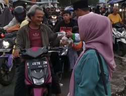 Ratusan Warga Berebut Paket Takjil dan Nasi Kotak dari Pengurus PKB Kuningan