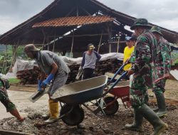 Bukti Kemanunggalan TNI dengan Rakyat, Prajurit Kodim Kuningan Berikan Solusi dalam Karya Bakti
