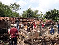 Kebersamaan Babinsa dengan Warga Bantu Bongkar Rutilahu