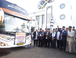 Suasana Haru Iringi Keberangkatan Ratusan Calon Jemaah Haji Kabupaten Kuningan