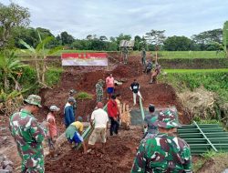 Karya Bakti, Kodim Kuningan Bersama Warga Maleber Bangun Jembatan Penghubung